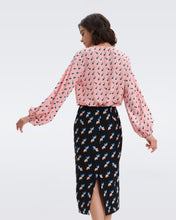 Load image into Gallery viewer, DVF NEW FREDDIE BLOUSE TWISTED GEO SOFT PINK